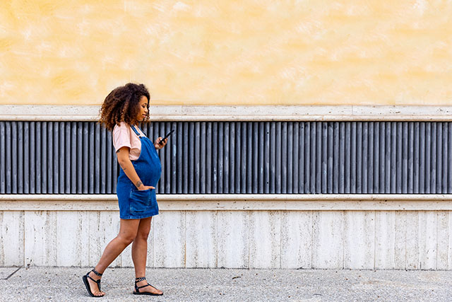 pregnant walking on phone