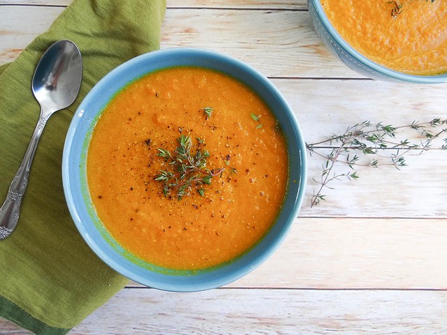 garlicky roasted carrot soup