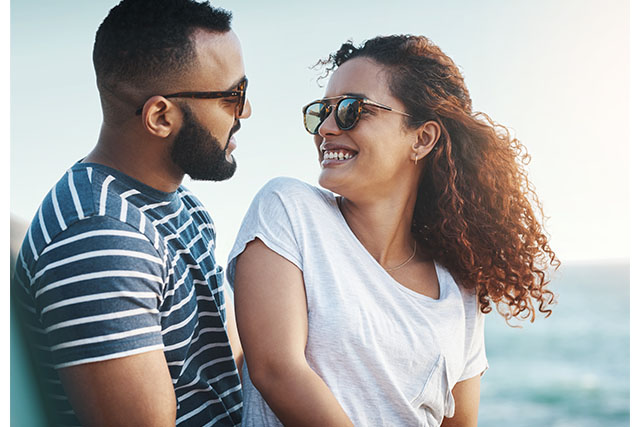 A couple talking about the effects of smoking and drinking on fertility.