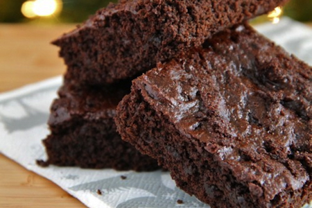 A plate of chocolate gingerbread brownies.