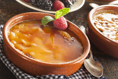 Table with several creme brûlée desserts made from healthy ingredients and an easy recipe.