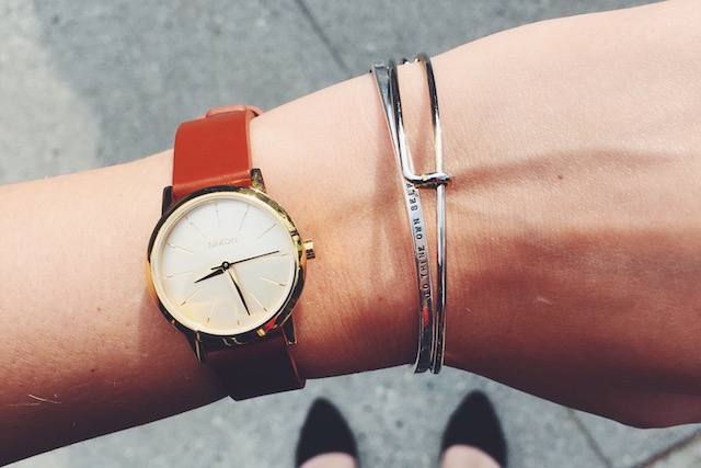 A person checking their watch to represent timing sex with ovulation.